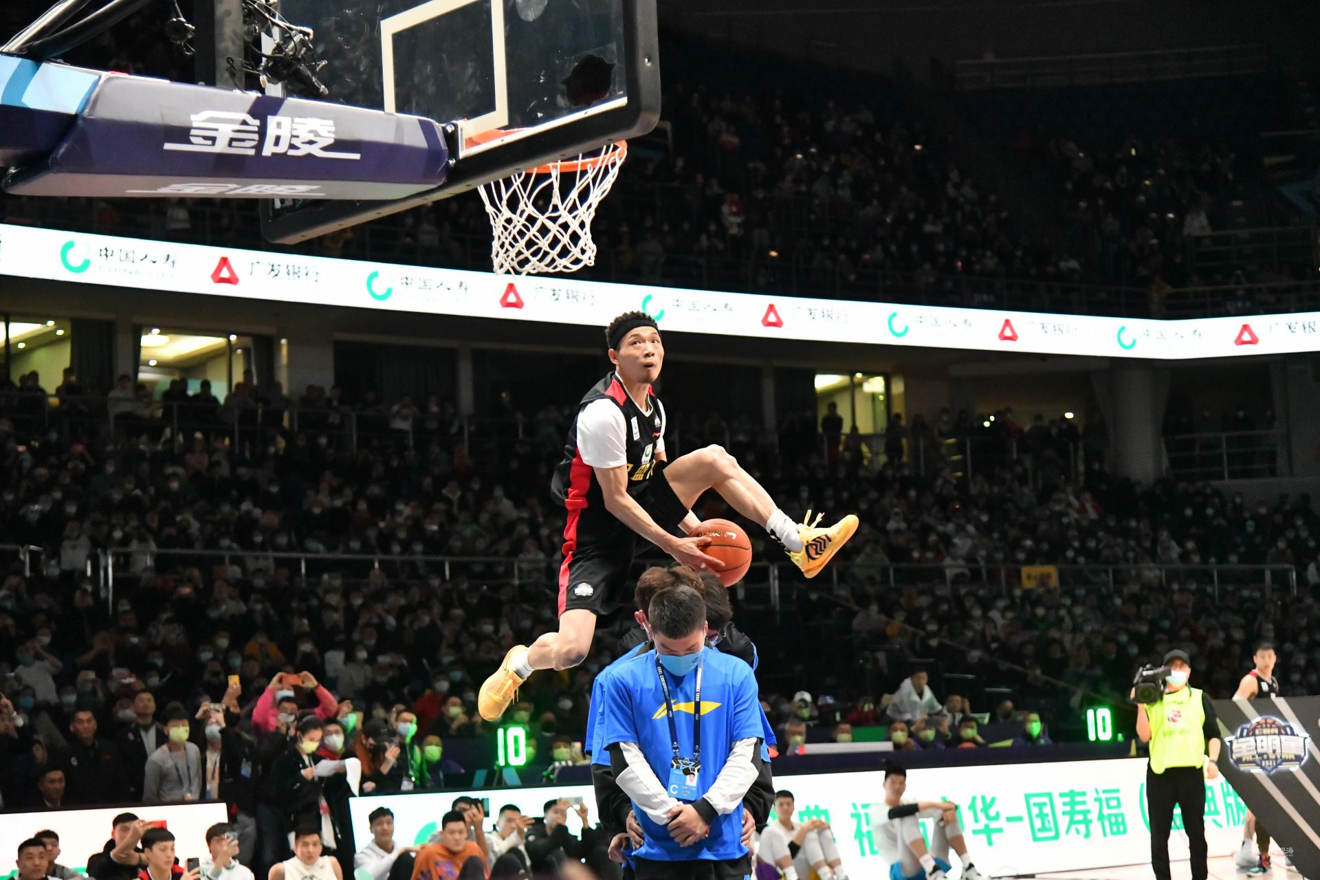 法尔克：拜仁愿意在明年1月份听取关于博埃的报价（法尔克：拜仁将于明年一月听取针对博埃的报价）