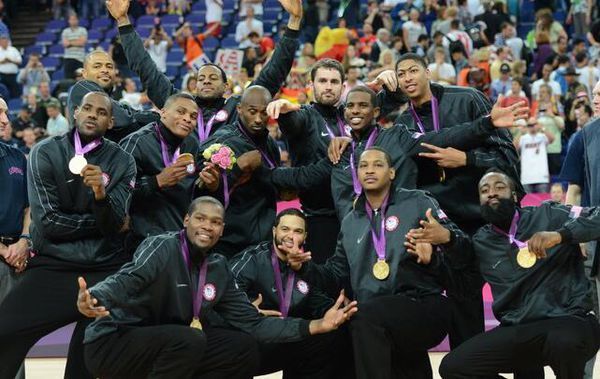 狼队主帅：三个丢球如孩童游戏般白送曼联（狼队主帅：三粒失球像儿戏，等于把胜利送给曼联）