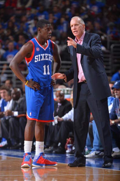 东契奇三双＆里夫斯状态不佳，湖人4分战胜76人（东契奇三双发威、里夫斯手感低迷，湖人险胜76人4分）