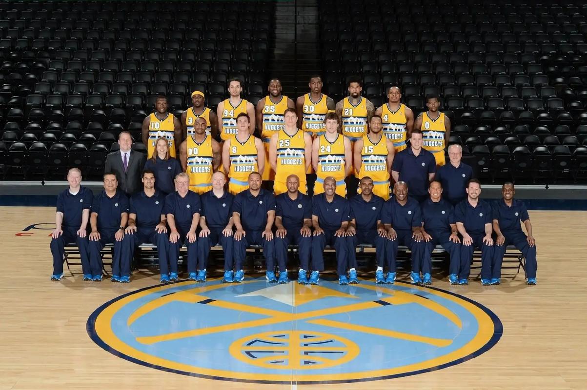 套娃，久保建英坐在涩谷的大久保建英像下握着一个小久保建英（涩谷套娃名场面：久保建英在自己巨像下手持迷你版自己）