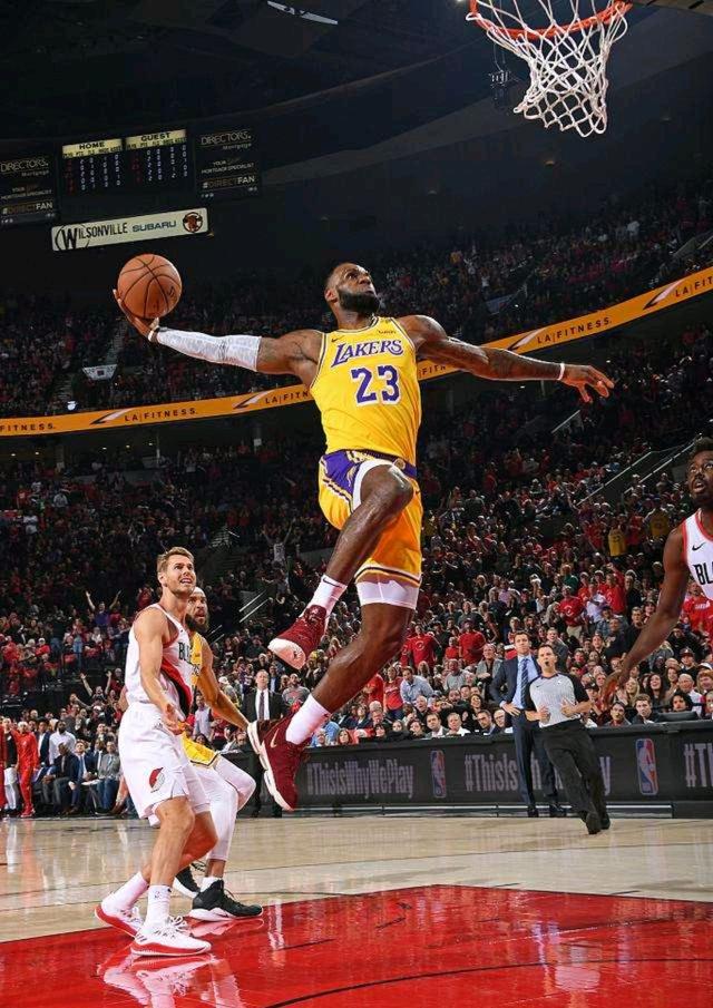 大罗与阿尔卡拉斯切磋网球，还赠送其签名巴西球衣（大罗与阿尔卡拉斯网球过招，赠其亲签巴西球衣）